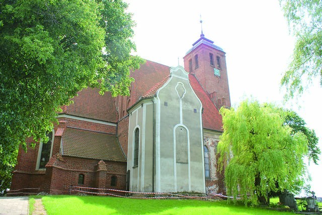 Gotycki kościół w Piasecznie wznieśli w XIV wieku budowniczowie zakonu krzyżackiego. Wieżę ukończono w XVIII stuleciu