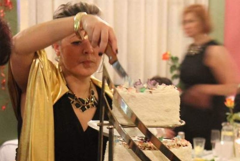 Starosta Wioletta Wiśniewska dzieli wielki tort ( nagroda...