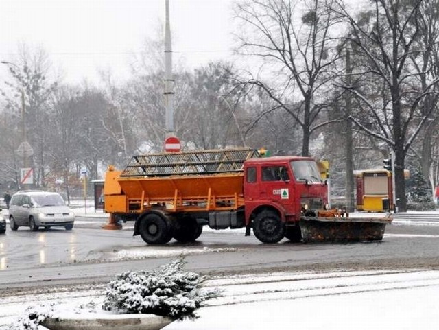 Na drogi w regionie wyjechały pługopiaskarki