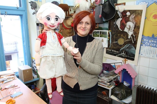 Marzena Smolińska, kierownik pracowni plastycznej teatru Kubuś prezentuje lalkę, którą będzie można wylicytować podczas premiery w teatrze 10 stycznia. Kto powalczy o pięknie wykonaną kukiełkę? 