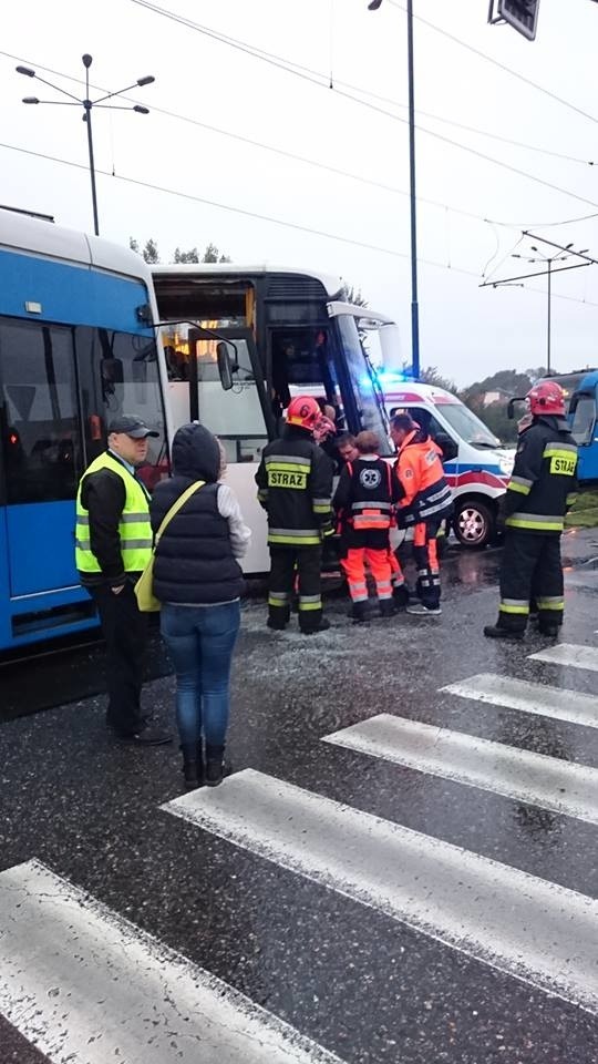 Wypadek na skrzyżowaniu ul. Wielickiej i Prostej w Krakowie. Zderzyły się tam tramwaj z autokarem.