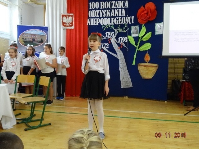 Szkoła w Ryczywole koło Kozienic świętowała 100-lecie odzyskania niepodległości Polski [ZDJĘCIA]