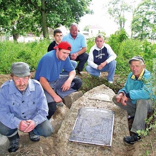 Poniemiecki pomnik poświęcony żołnierzom z I wojny światowej odkopali i oczyścili mieszkańcy wsi Biała.