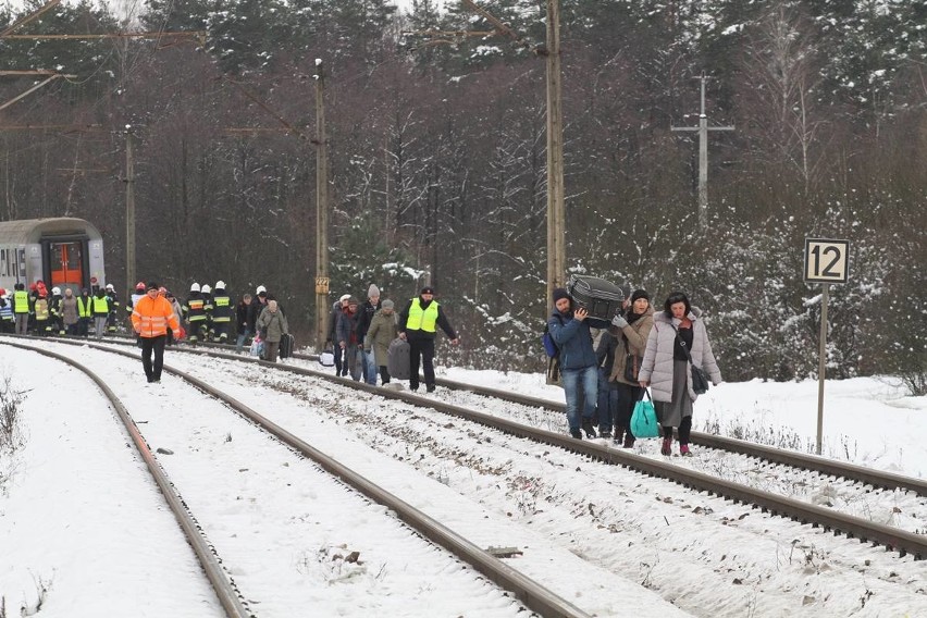 Tragiczny wypadek na przejeździe kolejowym w gminie Sobków. Nie żyją dwie osoby