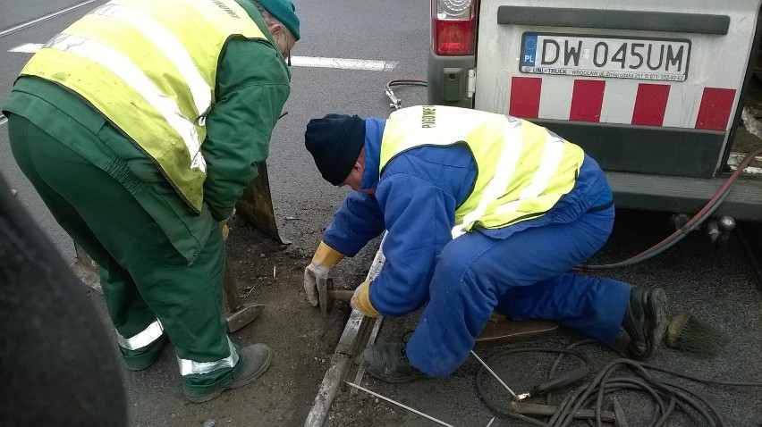 Wrocław: Na pl. Dominikańskim odpadł kawałek szyny. Tramwaje jeździły objazdem (ZDJĘCIA)