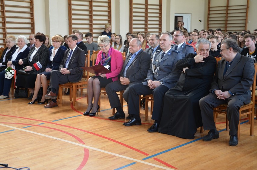 Ceremonia Posadzenia Dębu Pamięci przy Liceum w Pińczowie  