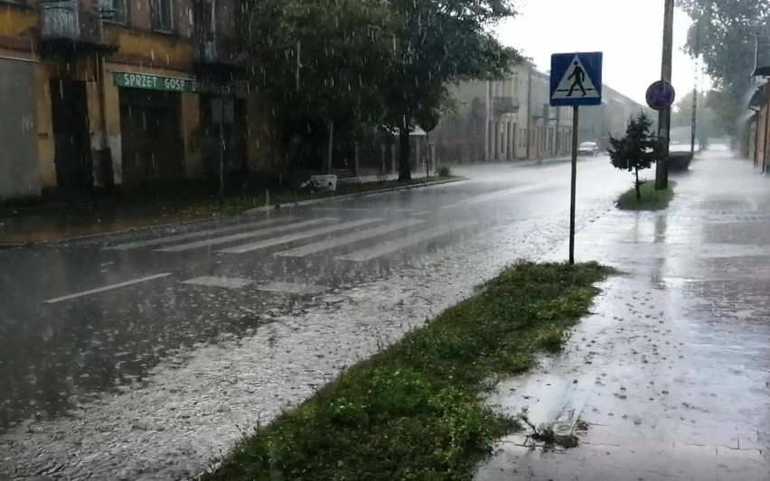 W Skarżysku ulewa podtopiła kilka posesji i zalała ulice.