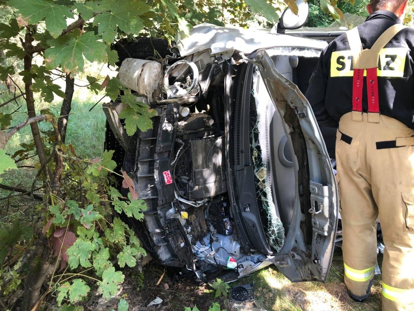 Czechowizna. Wypadek na DK65. Toyota wypadła z drogi i uderzyła w drzewo. Na miejscu lądował śmigłowiec LPR, ranna kobieta (ZDJĘCIA)