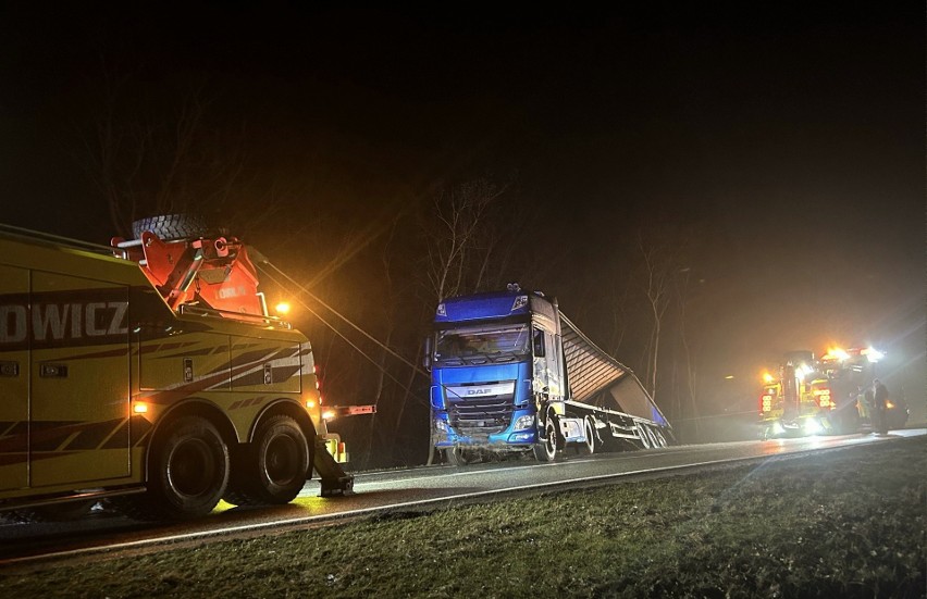 Ciężarówka z tonami stali wylądowała w rowie w okolicach Cierpic. Mamy zdjęcia