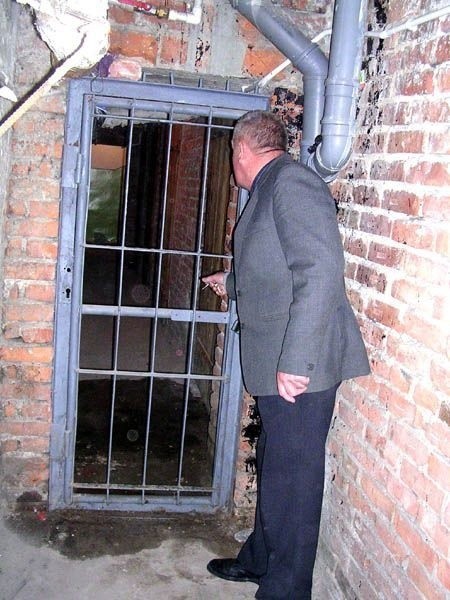 Od dwóch lat interweniuję u zarządcy budynku, że w piwnicy cieknie woda, lecz bezskutecznie - pokazuje pan Władysław Pszeniczny.