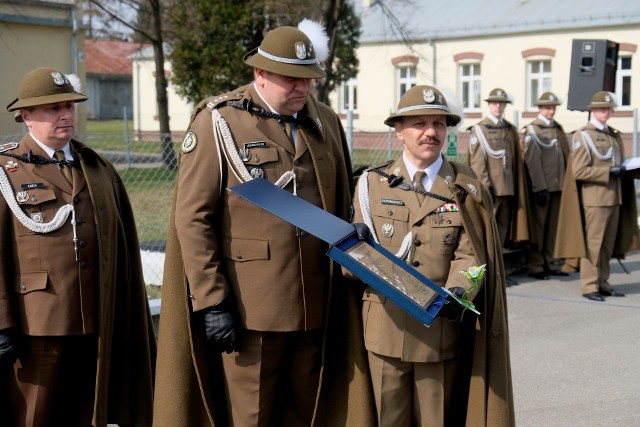 Ppłk. Wiesław Szczepankiewicz przestał być dowódcą 1. Batalionu Czołgów w Żurawicy. Objął to stanowisko w 2014 r. Czasowo obowiązki dowódcy będzie pełnić mjr Marcin Sudek - dotychczasowy zastępca dowódcy batalionu. Ppłk. Szczepankiewicz po 37 latach służby przeszedł na emeryturę.