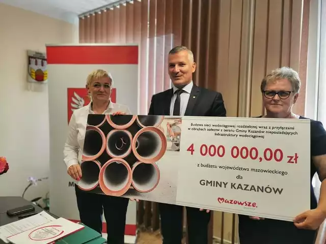 Umowę na dofinansowanie podpisali w środę w Urzędzie Gminy w Kazanowie (od lewej): wójt Teresa Pancerz-Pyrka, wicemarszałek Rafał Rajkowski oraz skarbnik gminy Jadwiga Gąbka.