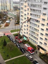 Zwłoki 80-letniego mężczyzny w mieszkaniu na Teofilowie. Strażacy weszli do mieszkania przez okno