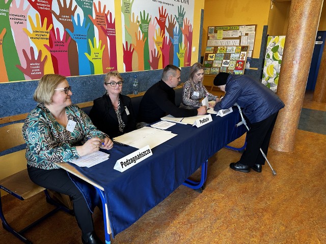 Gmina Łączna głosuje, zobaczcie zdjęcia mieszkańców biorących udział w wyborach