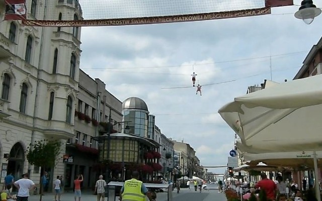 Zawodnicy podawali sobie piłkę przez siatkę zawieszoną kilkadziesiąt metrów nad Piotrkowską.