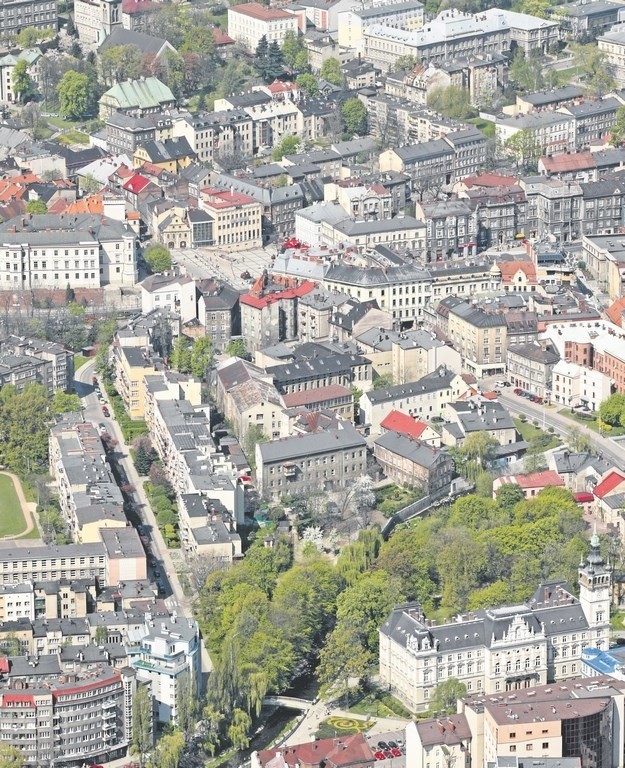 Bielsko-Biała z lotu ptaka. Miasto musi znaleźć pomysł na...