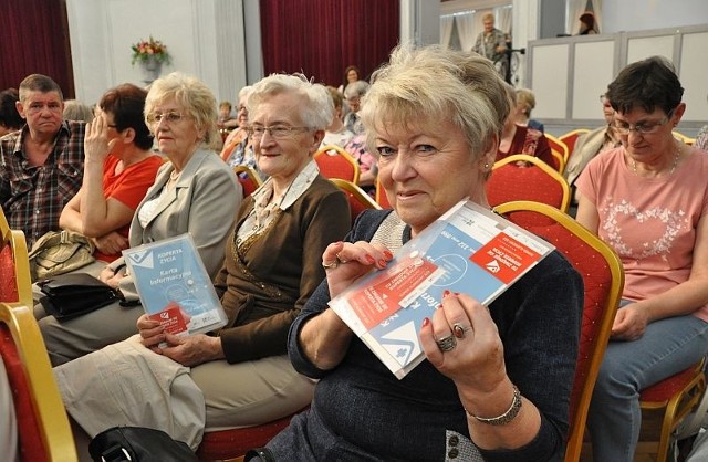 Pierwsi świętochłowiccy seniorzy otrzymali bezpłatnie Koperty Życia w Centrum Kultury Śląskiej