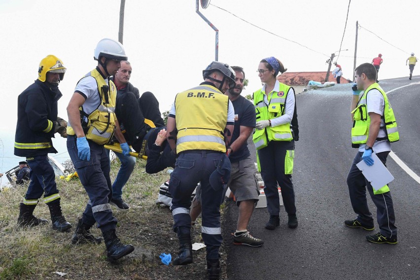 Tragiczny wypadek autobusu na Maderze [ZDJĘCIA] Zginęło 29 turystów z Niemiec, 27 zostało rannych [WIDEO]