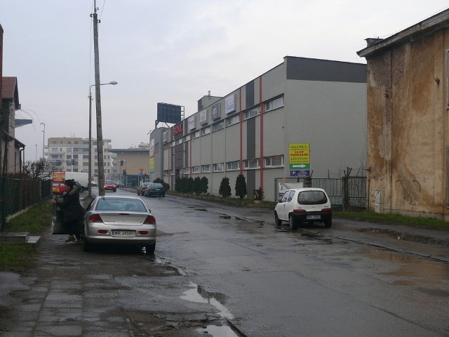 Błoto, kałuże, połamane chodniki &#8211; tak wygląda ulica Czysta w Radomiu. Ale już w tym roku ulica będzie gruntownie przebudowana.