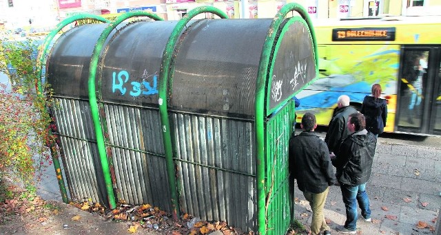 Przystanek na ulicy Jana Pawła II tuż za skrętem z Ogrodowej jako jedyny na krakowskiej rogatce nie został zmodernizowany, choć jest w fatalnym stanie technicznym.