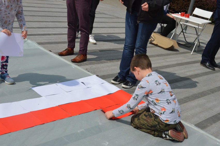 Dzień Flagi. Na placu Wolności w Opolu powstaje flaga o powierzchni 20 metrów kwadratowych