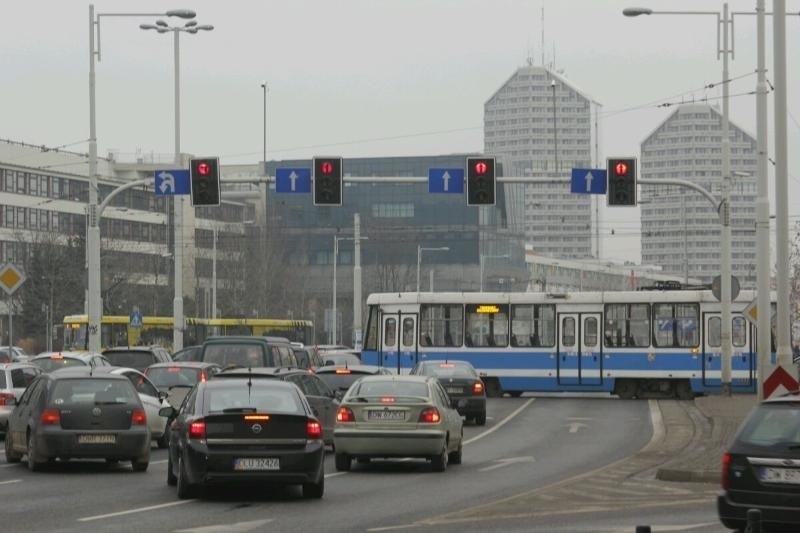 Wypadek na rondzie Reagana. Piesza wpadła pod tramwaj