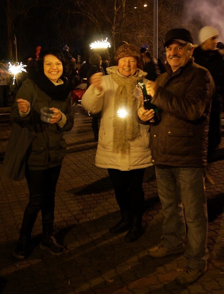 Sylwester pod inowrocławską halą sportową. Wystrzeliły korki szmpanów i fajerwerki [zdjęcia]