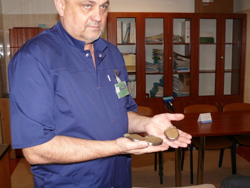 Dr Zbigniew Hyła prezentuje kardiowerter – defibrylator.