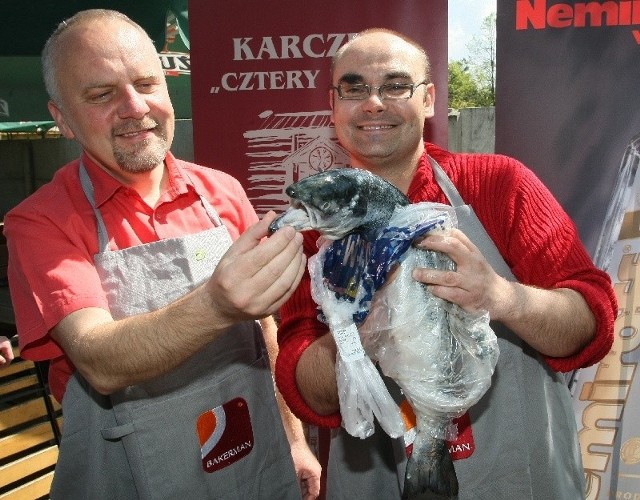 Senator Grzegorz Banaś i kielecki radny Mariusz Goraj szykują łososia.