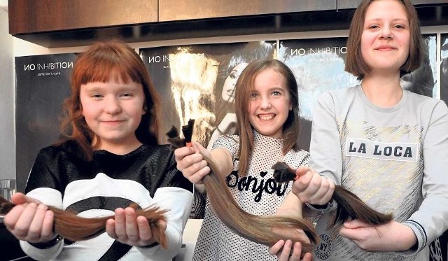 To nie pierwszy raz kiedy to na gk24.pl piszemy o akcji oddawania włosów na peruki dla chorych ma raka. W marcu 2016 roku Kornelia (pierwsza z lewej), Madzia i Kasia również zdecydowały się na ten krok. Jak widać po ich uśmiechach, swojej decyzji nie żałowały. Z salonu wyszły z nowymi fryzurkami. Wszystkie wyglądały pięknie.