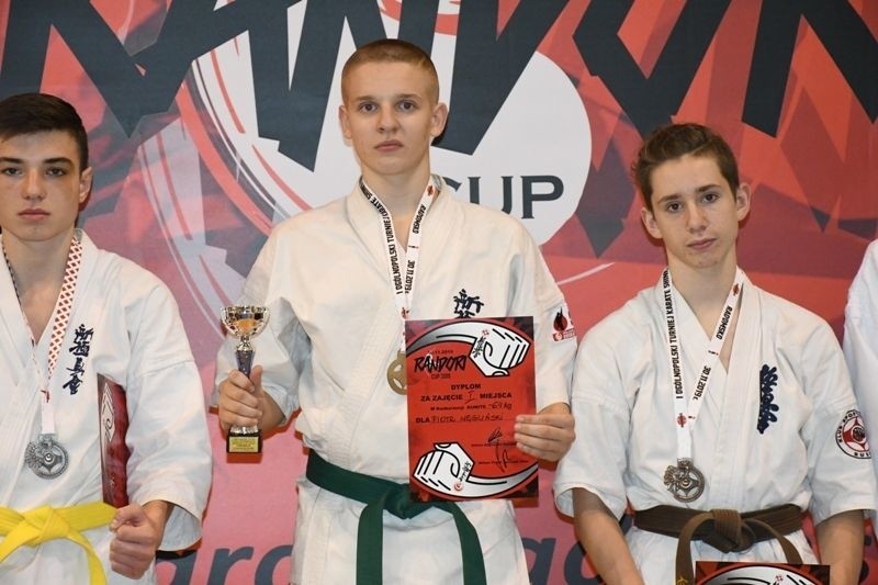 Dwanaście medali zawodników Klubu Karate Morawica na ogólnopolskim turnieju w Radomsku [ZDJĘCIA]