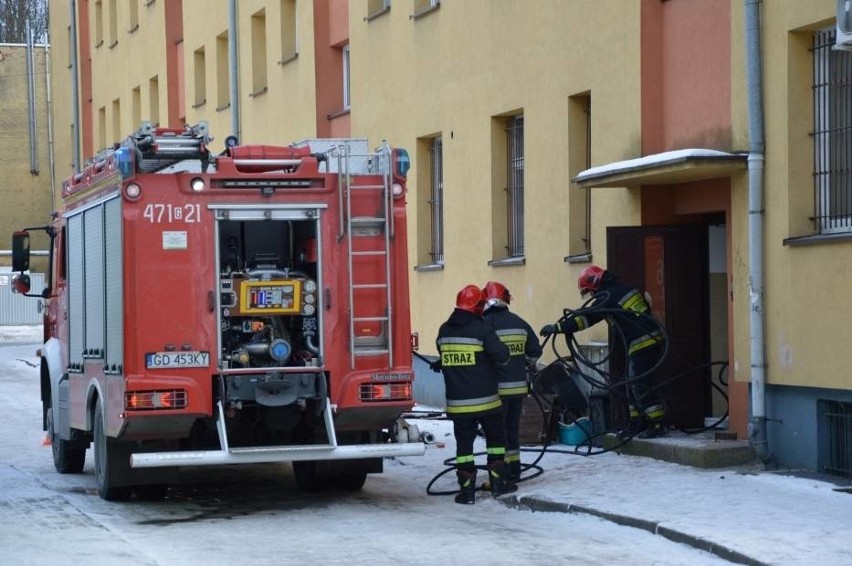 Pożar w Lęborku 8.02.2021 r. Płonęło mieszkanie na czwartym piętrze, jedna osoba jest poszkodowana