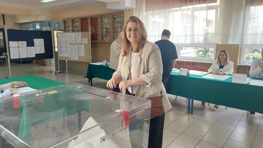 Głosowanie w szkole podstawowej w Białobrzegach