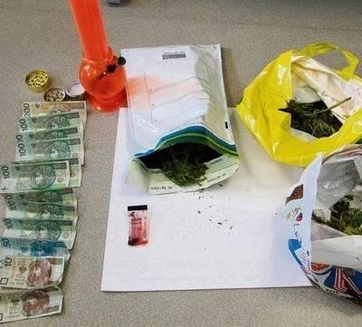 U jednego z zatrzymanych znaleziono marihuanę i pieniądze Fot. Miejska Komenda Policji w Nowym Sączu