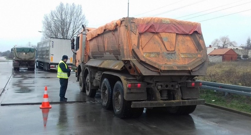 Gmina Zakrzew. Przeładowane ciężarówki wiozły piasek na budowę obwodnicy zachodniej. Inspektorzy nałożyli 60 tysięcy złotych kar