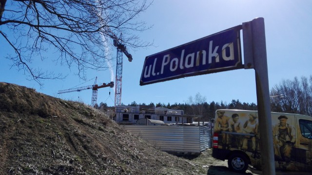 Inwestycja została podzielona na trzy etapy. Pierwszy dotyczył tzw. budynków C i D, drugi budynków A i B, a trzeci zagospodarowania terenu, budowy dróg wewnętrznych i parkingu oraz budowy sieci wodociągowej i kanalizacyjnej. Realizacja pierwszego etapu rozpoczęła się już w zeszłym roku, natomiast drugi etap inwestycji otrzymał pozwolenie na budowę wydane przez urząd miasta 21 listopada 2017 roku. Okazuje się, że prace dotyczące dwóch bloków mieszkalnych zostały wstrzymane, bowiem pojawiły się poważne problemy formalno-prawne, którymi obecnie zajmuje się Urząd Wojewódzki. O całej sprawie pisaliśmy szerzej w innej publikacji „GL” dotyczącej skargi mieszkańców ul. Polanka oraz ich zarzutach dotyczących tego projektu. Choć część inwestycji została już zrealizowana może się okazać, że ostatecznie deweloper będzie musiał zrezygnować z budowy niektórych budynków lub poważnie zmodyfikować plany. Czy tak będzie? Do tematu wkrótce wrócimy. Zobacz też: Zielona Góra. Falubaz wyjechał po raz pierwszy na tor w 2018 roku