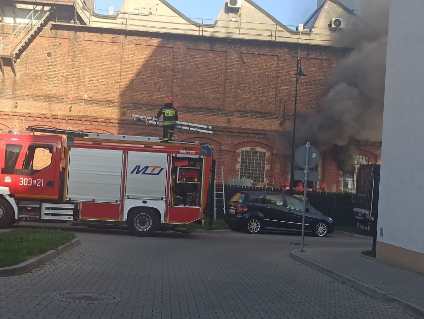 Pożar na Wróblewskiego! Budynek wciąż płonie, a strażacy nie...