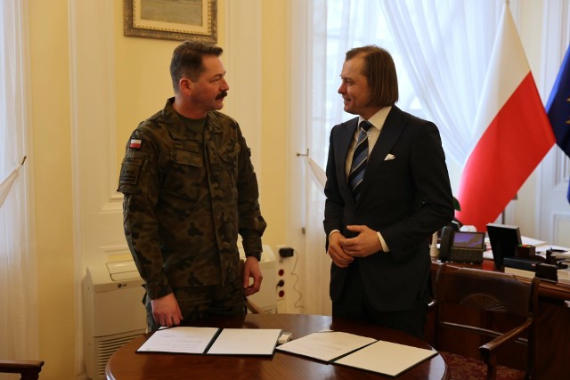 W piątek doszło do podpisania porozumienia o współpracy pomiędzy pułkownikiem Witoldem Bubakiem, dowódcą 6 Mazowieckiej Brygady Obrony Terytorialnej, a Wojewodą Mazowieckim Mariuszem Frankowskim.