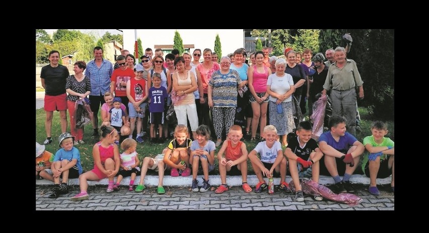 Uczestnicy ubiegłorocznej akcji w Dobromierzu z wójtem gminy...