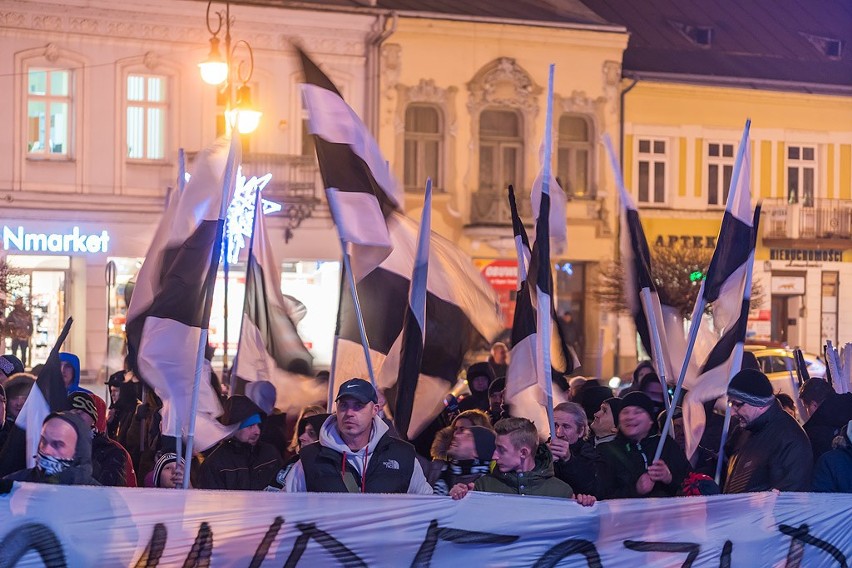 Kibice Sandecji Nowy Sącz chcą nowoczesnego stadionu i manifestowali przed sądeckim ratuszem [ZDJĘCIA, WIDEO]