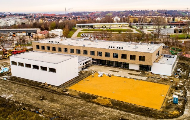 W centrum edukacyjno-sportowym przy ulicy Jedynaka w Wieliczce będzie miejsce dla ok. 400 uczniów szkoły podstawowej oraz 50 przedszkolaków. Kompleks ma być gotowy na wrzesień 2023