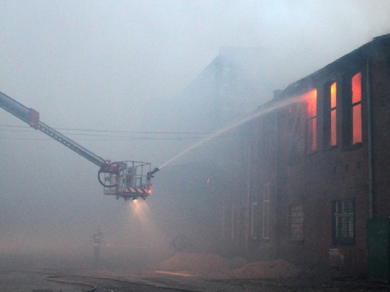 Potężny pożar byłej fabryki Zefamu w Zielonej Górze