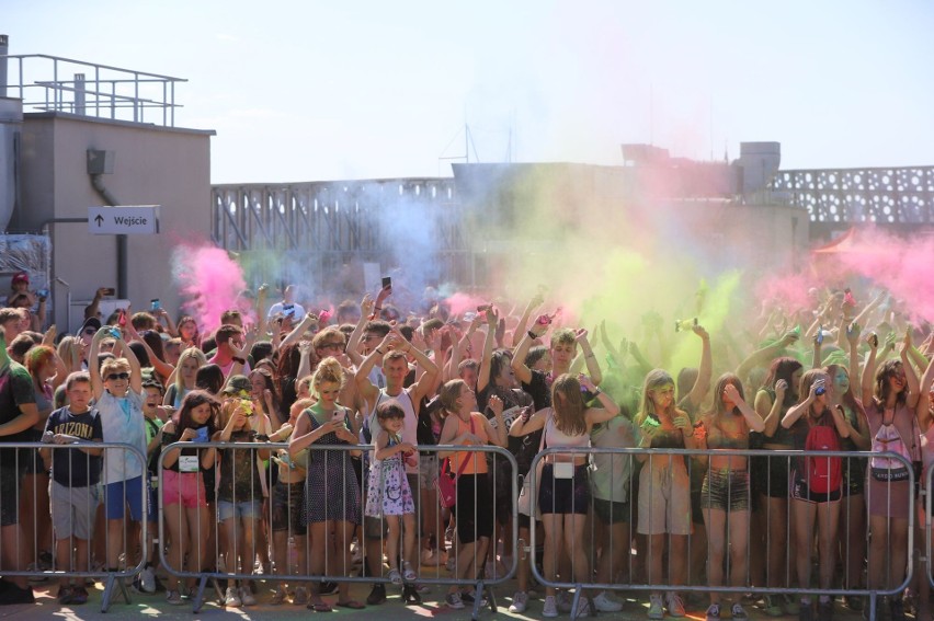 Festiwal Kolorów na dachu Galerii Korona w Kielcach. Była szalona zabawa. Zobaczcie zdjęcia