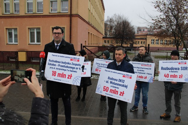 Przed siedzibą Zespołu Szkolno-Przedszkolnego numer 4, przy ulicy Jarzyńskiego 3 w Radomiu poseł Konrad Frysztak przedstawił poprawki do budżetu na niezbędne inwestycje.