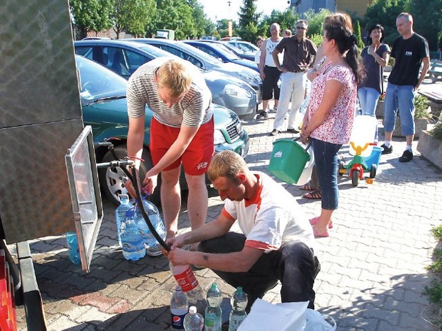 Mieszkańcy Przecławia są oburzeni, że wczoraj już od godziny 16:30 w miejscu wykopów nie było żywego ducha. Niektórzy podejrzewają, że pracownikomzabrakło części.