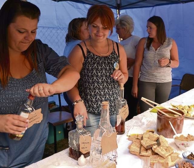 Nalewki przygotowane przez panie z  KGW z jastrzębia zrobiły podczas ostatnich dożynek prawdziwą furorę