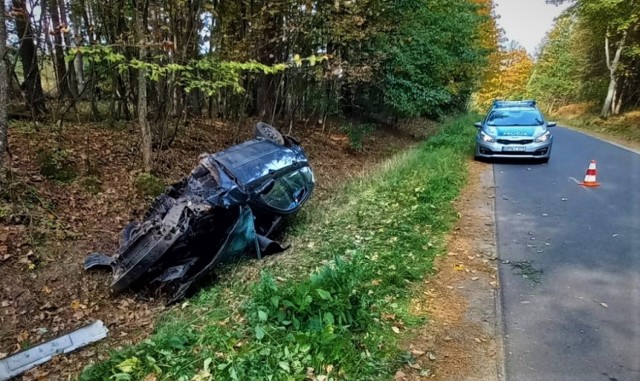 Dachowanie samochodu w gminie Parchowo we wtorek, 28.09.2021 r. Pijany kierowca uciekł z miejsca wypadku