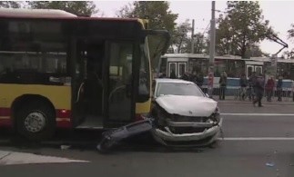 Miejski autobus staranował 9 aut we Wrocławiu
