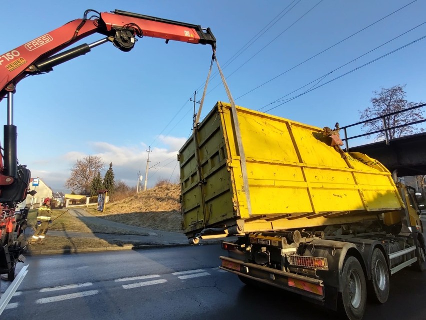 Wiadukt za niski? Cieżarówka za wysoka? Znów zablokowana DK 87 w Nowym Sączu