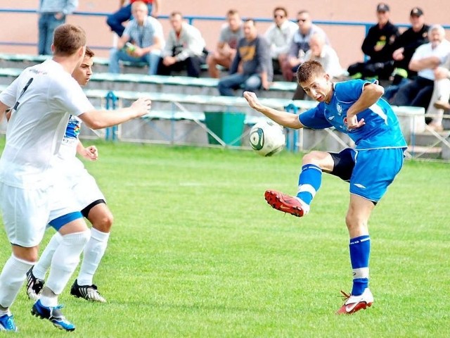 Rezerwy Wdy pokonały Spójnię Białe Błota 3:0. Jedną z bramek strzelił Radek Mik (niebieski strój).